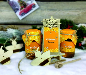 Рождественский подарок с мёдом и орехами и Ёлочная игрушка из дерева с логотипом -фото